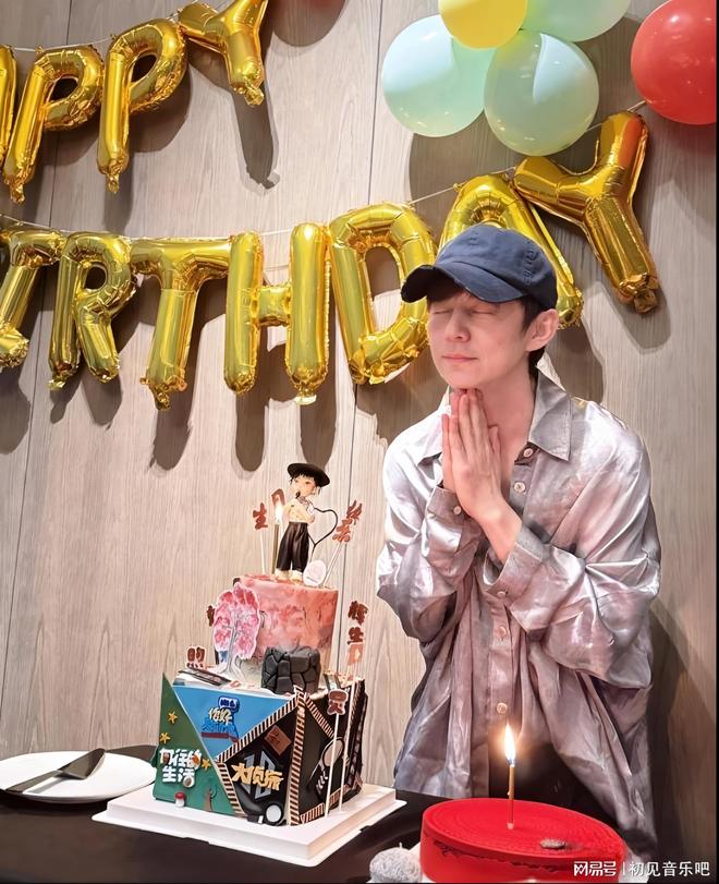 逆龄状态 紧实胸肌娃娃脸引爆热议pg电子入口何炅51岁生日派对曝(图2)